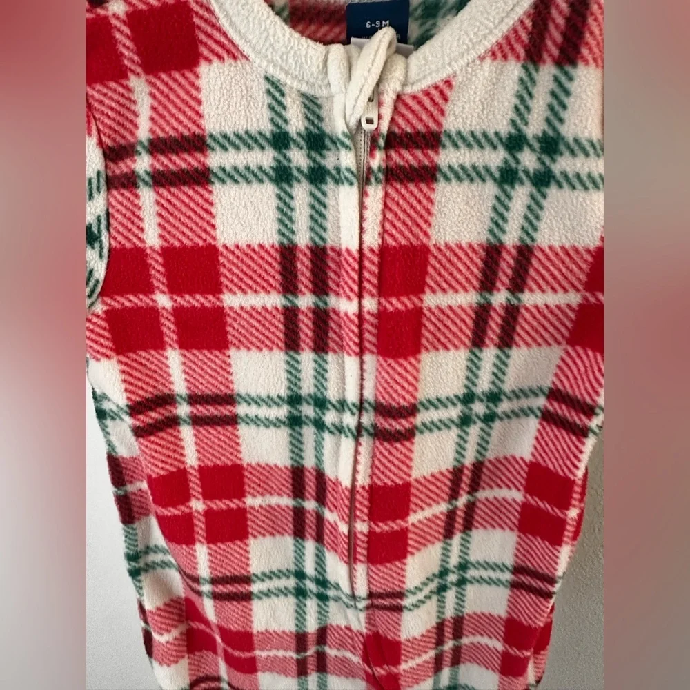 Old navy 6-9 months fleece footsie